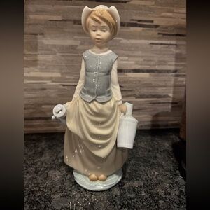 Llardo  Figurine of Girl with Water Pitcher